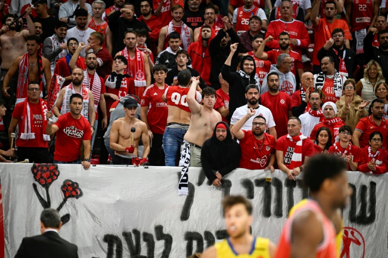 Des supporters de l'Hapoël Tel Aviv lors du match de basket contre le Maccabi Tel Aviv, à Sofia, en Bulgarie, le 8 octobre 2025