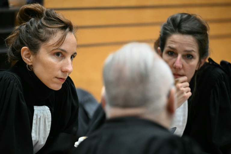 Les avocates des plaignants, Pauline Rongier (g) et Géraldine Vallat (d), lors du procès de Cédric Jubillar, accusé de la disparition de sa femme Delphine, dans la salle d'audience du palais de justice du Tarn à Albi, le 10 octobre 2025