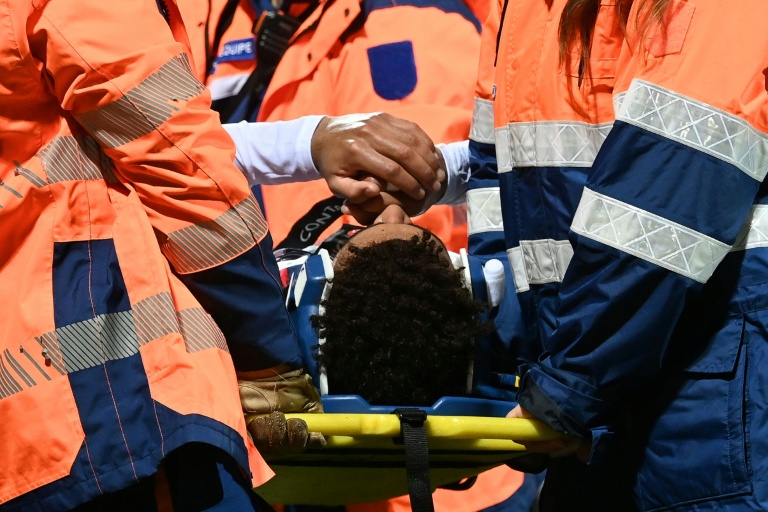 Désiré Doué sort du terrain sur une civière, touché à la cuisse droite face à Lorient, le 29 octobre 2025