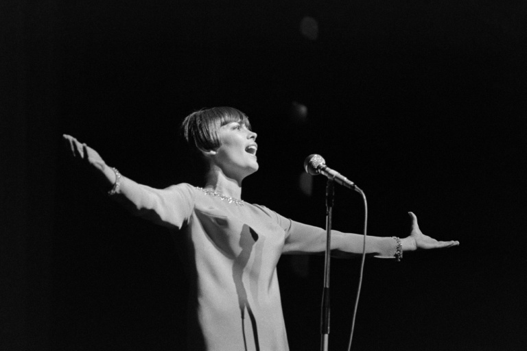 La chanteuse Mireille Mathieu à l'Olympia, le 15 septembre 1966 à Paris