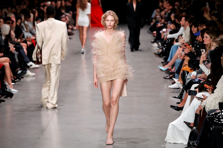Une création Stella McCartney présentée lors de son défilé printemps-été 2026 à la Fashion Week de Paris, le 30 septembre 2025