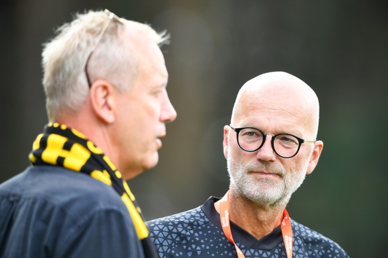Le directeur sportif du club suédois de Mjällby Hasse Larsson (g) et le président Magnus Emeus, lors d'un match de championnat, le 27 août 2023 à Hällevik