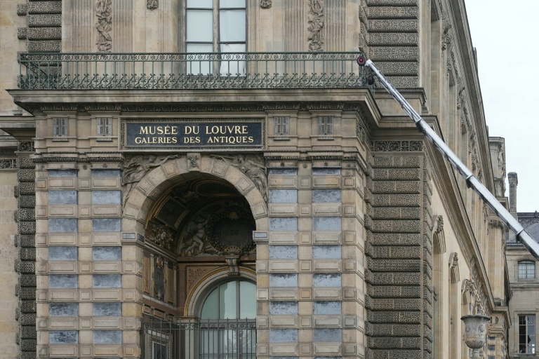 Un monte-charge utilisé lors d'un cambriolage au musée du Louvre, le 19 octobre 2025 à Paris