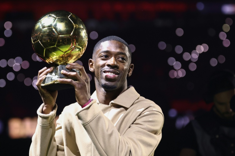 L'attaquant n°10 du Paris Saint-Germain Ousmane Dembélé et son trophée du Ballon d'Or lors d'une cérémonie après le match de football de L1 entre le Paris Saint-Germain (PSG) et Auxerre au stade du Parc des Princes à Paris, le 27 septembre 2025