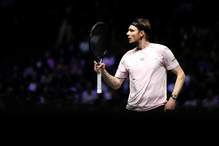 Le Kazakhstanais Alexander Bublik lors de son match contre l'Australien Alex De Minaur en quart de finale du Masters 1000 de Paris, le 31 octobre 2025 à la Défense Arena de Nanterre