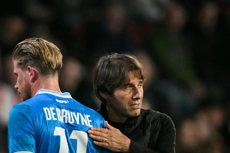 L'entraîneur de Naples Antonio Conte après le remplacement de Kevin De Bruyne lors du match de Ligue des champions contre le PSV Eindhoven le 21 octobre 2025 au Philips Stadium