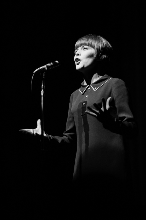 La chanteuse Mireille Mathieu à l'Olympia, le 29 décembre 1965 à Paris