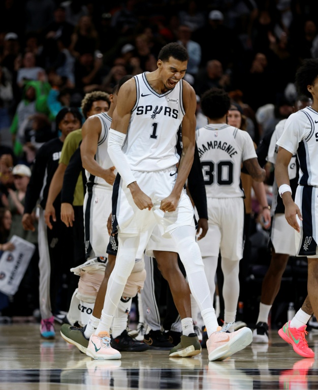 Victor Wembanyama lors du match NBA des San Antonio Spurs contre le Miami Heat, le 30 octobre 2025 à San Antonio