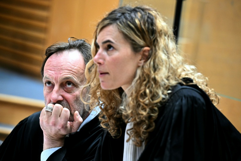 Les avocats de Cédric Jubillar, Alexandre Martin (g) et Emmanuelle Franck, au procès de leur client pour le meurtre de son épouse, le 6 octobre 2025 à la cour d'assises du Tarn, à Albi