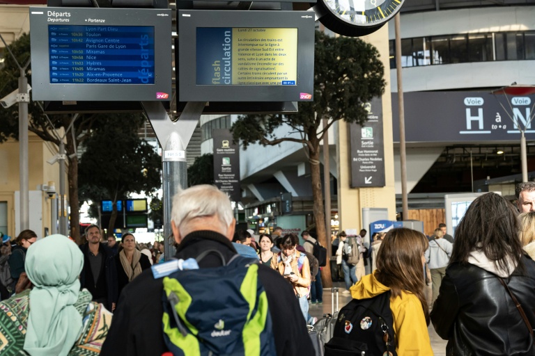 Des voyageurs dans la gare Saint-Charles à Marseille devant des écrans d'information, après l'annulation de plusieurs TGV en raison d'un acte de vandalisme au sud de Valence, le 27 octobre 2025