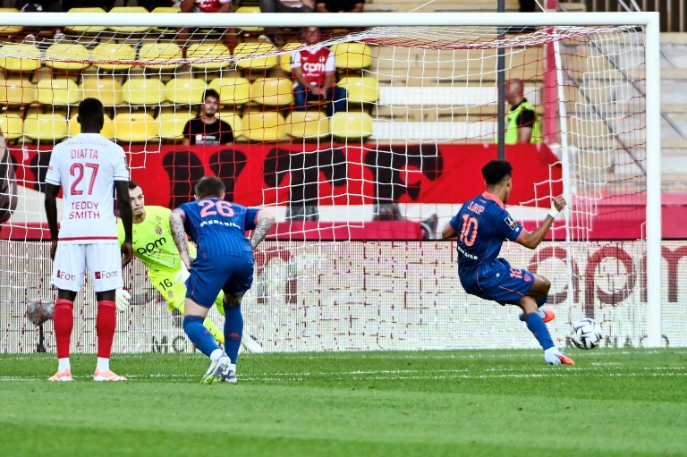 Sofiane Diop inscrit un penalty pour Nice, le 5 octobre 2025 à Monaco