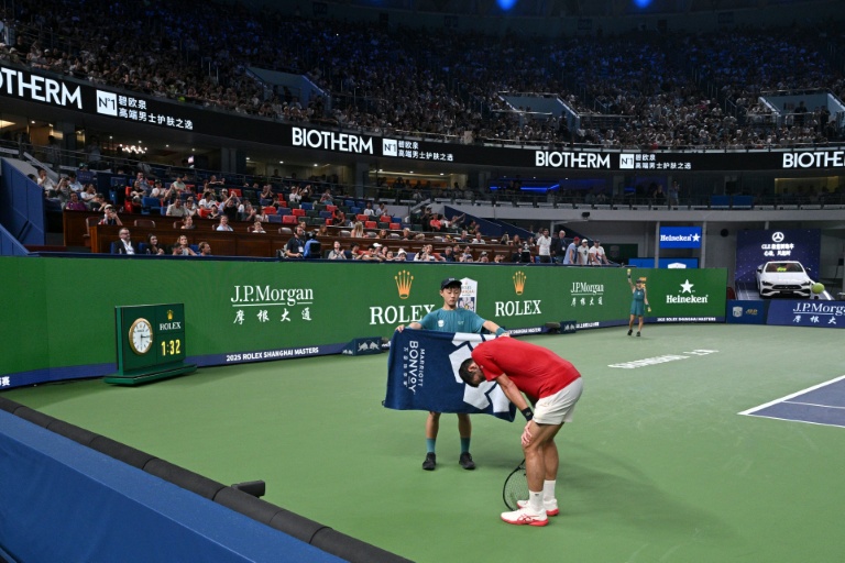 Novak Djokovic en difficulté lors de la demi-finale du Masters 1000 de Shanghai contre le Monégasque Valentin Vacherot, le 11 octobre 2025