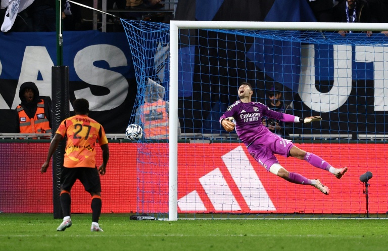 Le gardien de l'OL Dominik Greif concède un troisième but face au PFC, à Paris, le 29 octobre 2025