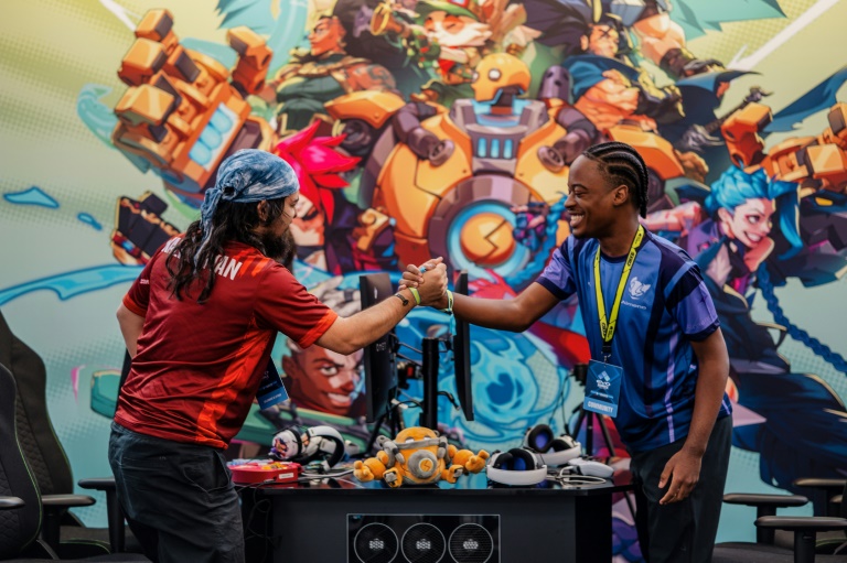 Deux joueurs se congratulent à la fin d'un combat à l'EVO France le 11 octobre 2025 à Nice