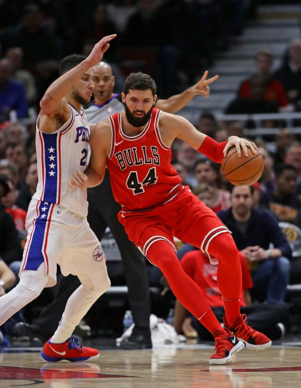 L'ailier-fort de Monaco Nikola Mirotic (D) à l'époque où il évoluait en NBA sous les couleurs des Chicago Bulls, le 18 décembre 2017