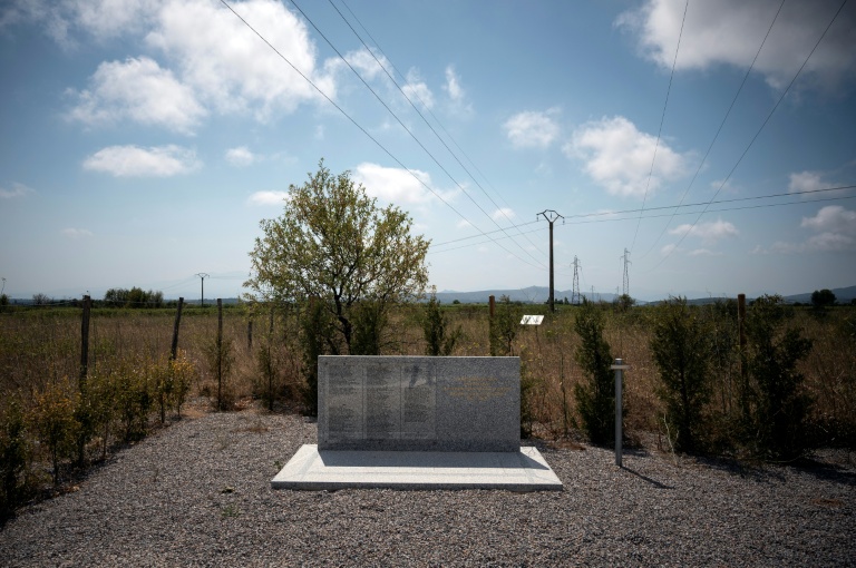 La stèle du cimetière des Harkis au camp de Rivesaltes, le 7 août 2020 dans les Pyrénées-Orientales