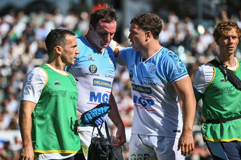 Le deuxième ligne de Bayonne Arthur Iturria (deuxième en partant de la gauche) lors de sa sortie sur blessure face à Pau, pour la 6e journée du Top 14, le 11 octobre 2025 au stade du Hameau