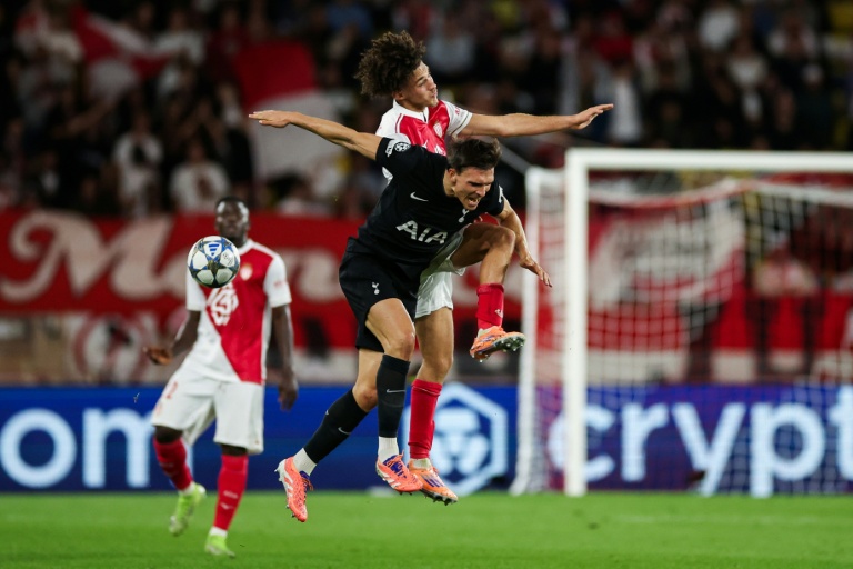 Le milieu de terrain Maghnes Akliouche (en haut) à la lutte avec le milieu de Tottenham Joao Palhinha lors d'un match de Ligue des champions au stade Louis-II de Monaco, le 22 octobre 2025