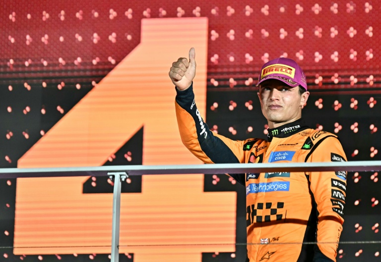 le pilote britannique Lando Norris (McLaren) sur le podium du GP de Singapour le 5 octobre 2025