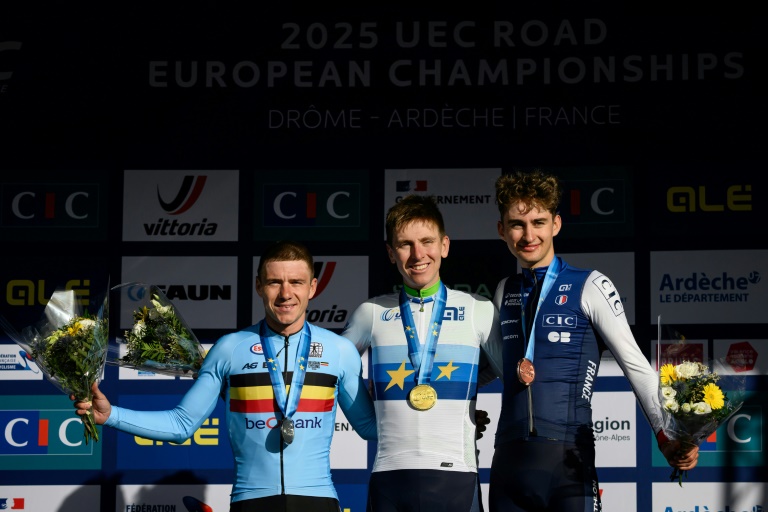 Paul Seixas (à droite) aux côtés des stars Tadej Pogacar (C) et Remco Evenepoel sur le podium des Championnats d'Europe à Valence, le 5 octobre 2025