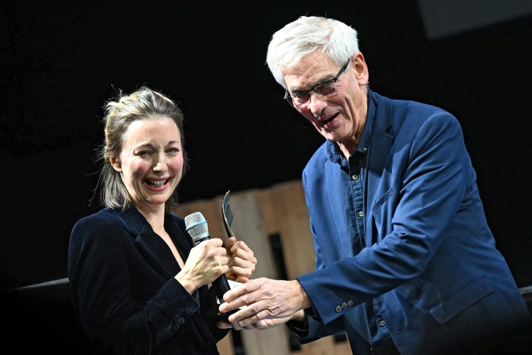 La journaliste Maurine Mercier reçoit le 1er Prix radio, à Bayeux (Calvados), le 11 octobre 2025