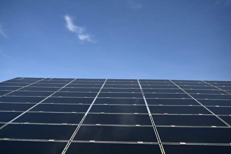 Des panneaux photovoltaïques au parc de La Fito de Manosque, dans les Alpes-de-Haute-Provence, le 5 avril 2024
