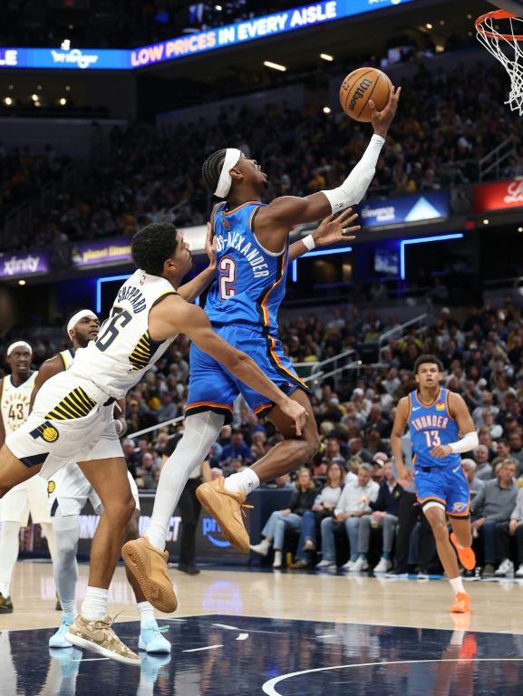Shai Gilgeous-Alexander inscrit un panier lors du match NBA du Thunder d'Oklahoma City contre les Indiana Pacers, le 23 octobre 2025 à Indianapolis
