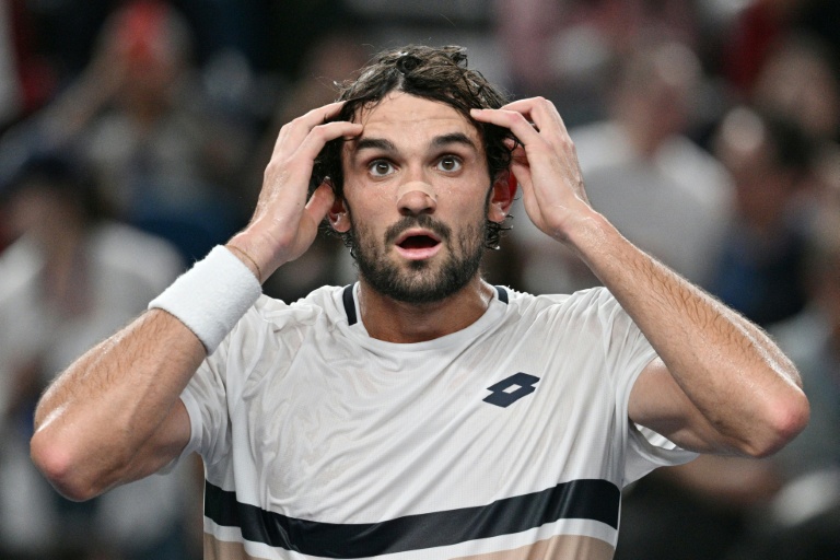 Valentin Vacherot incrédule après avoir battu Novak Djokovic en demi-finale du Masters 1000 de Shanghai, le 11 octobre 2025