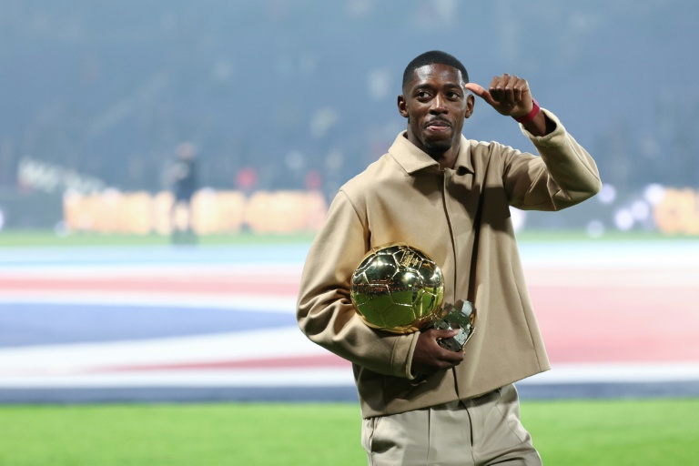 L'attaquant n°10 du Paris Saint-Germain Ousmane Dembélé et son trophée du Ballon d'Or lors d'une cérémonie après le match de football de L1 entre le Paris Saint-Germain (PSG) et Auxerre au stade du Parc des Princes à Paris, le 27 septembre 2025
