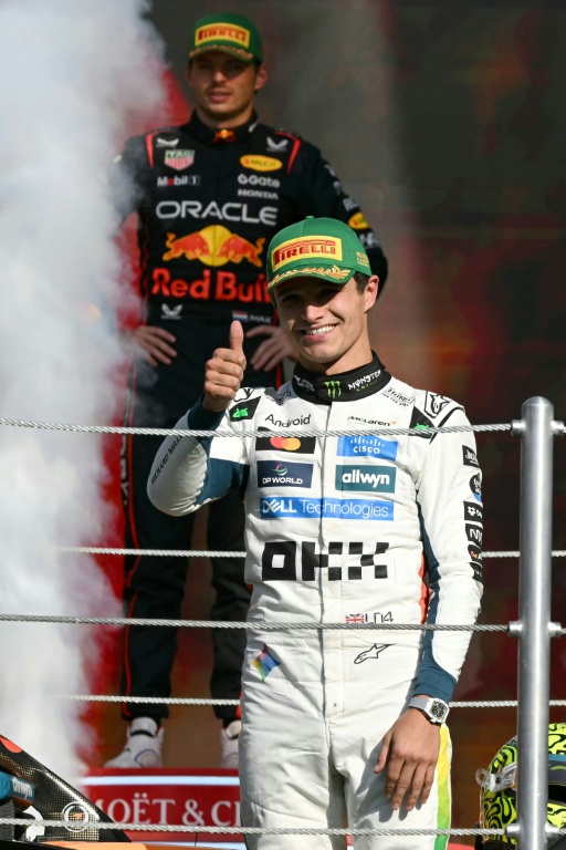 Lando Norris devant Max Verstappen sur le podium du Grand Prix du Mexique le 26 octobre 2025. Vainqueur à Mexico, le pilote britannique a délogé pour un point son coéquipier chez McLaren Oscar Piastri de la tête du championnat du monde de F1