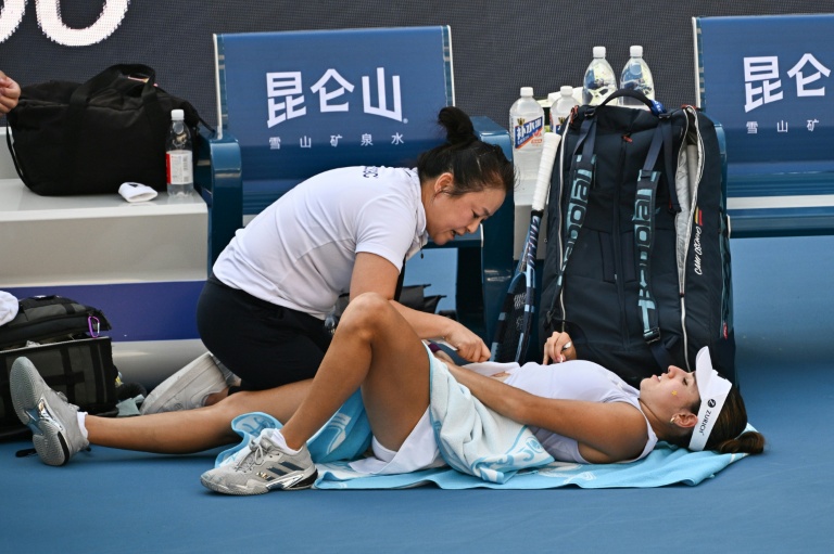 La Colombienne Camila Osorio, soignée directement sur le court lors du tournoi WTA 1000 de Pékin, contre Iga Swiatek le 29 september 2025