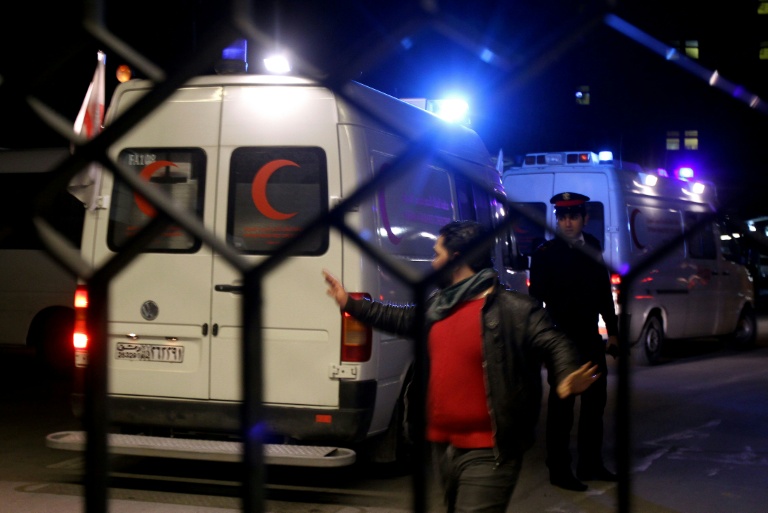 Des ambulances du Croissant-Rouge transportant les restes de la journaliste américaine Marie Colvin et du photographe français Rémi Ochlik, tués dans le bombardement d'un centre de presse à Homs, arrivent à l'hôpital universitaire Assad de Damas, le 2 mars 2012 en Syrie