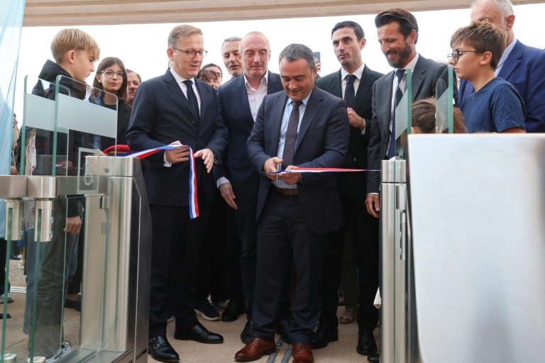 Le maire d'Ajaccio Stéphane Sbraggia (C) coupe le ruban lors d'une cérémonie d'inauguration du nouveau téléphérique urbain, le 18 octobre 2025 à Ajaccio