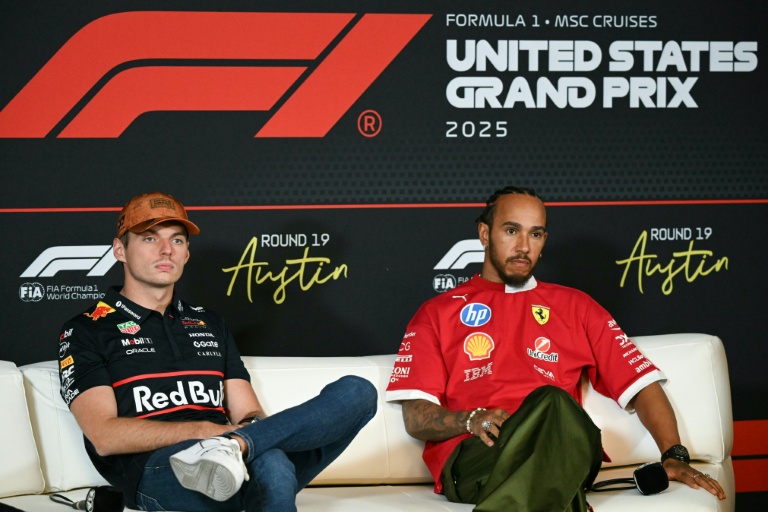 Max Verstappen et Lewis Hamilton lors d'une conférence de presse à Austin, avant le début du programme du GP des Amériques, le 16 octobre 2025