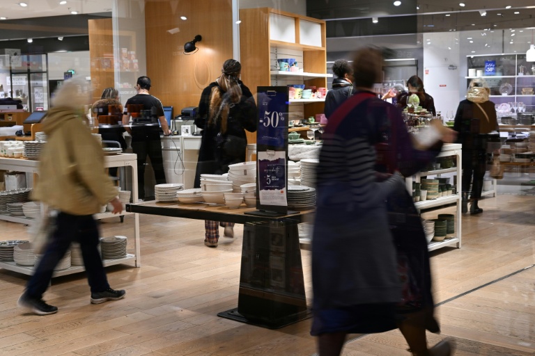 Des clients dans un rayon du BHV pendant les soldes d'hiver, le 8 janvier 2025 à Paris