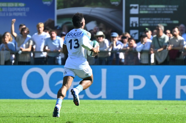 Le joueur de l'Aviron Bayonnais Sireli Maqala court pour marquer un essai lors du match de Top 14 contre la Section Paloise au stade du Hameau à Pau le 11 octobre 2025.