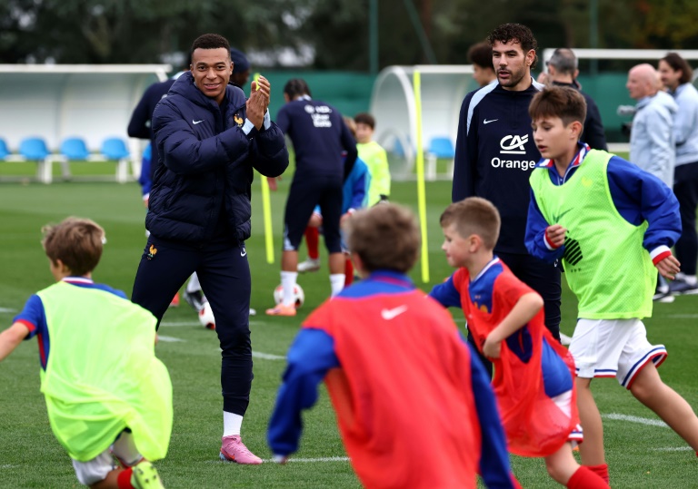 Kylian Mbappé supervise une séance d'entraînement des jeunes avant la sienne avec les Bleus au centre de Clairefontaine, le 8 octobre 2025