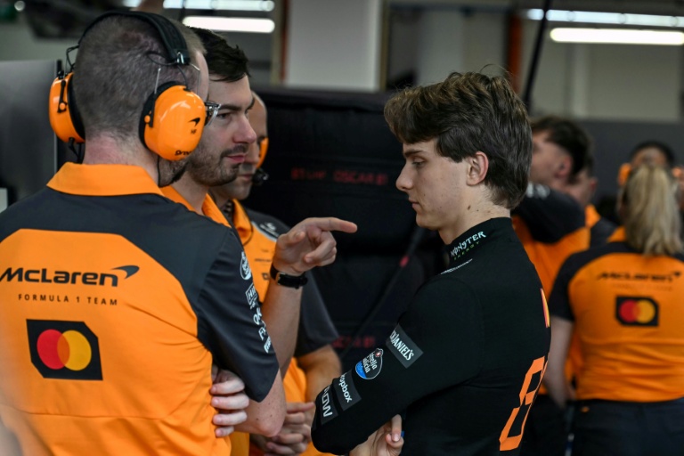 Le pilote australien Oscar Piastri (McLaren) discute avec ses ingénieurs lors des essais du GP de Singapour le 5 octobre 2025