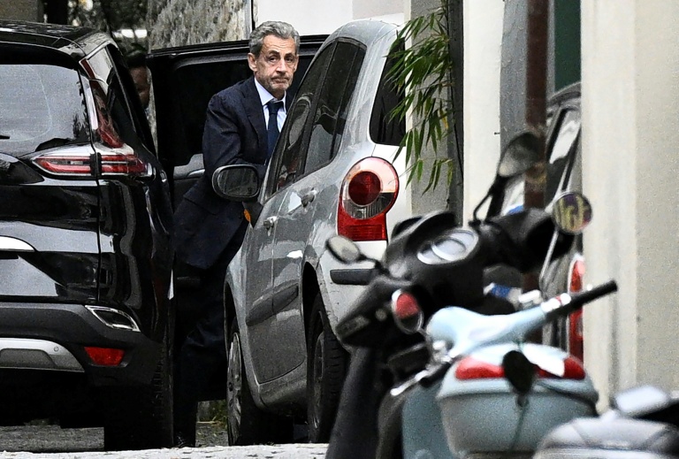 L'ancien président Nicolas Sarkozy sort d'un véhicule, de retour chez lui, après avoir rencontré les procureurs pour être informé du début de sa peine de prison, le 13 octobre 2025 à Paris