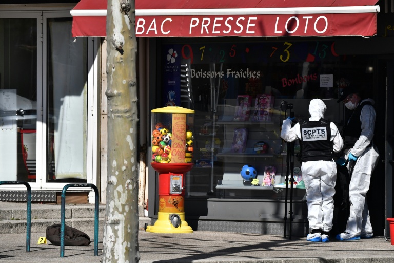 Des policiers dans le centre-ville de Romans-sur-Isère, dans la Drôme, après une attaque au couteau qui a fait deux morts et cinq blessés, le 4 avril 2020