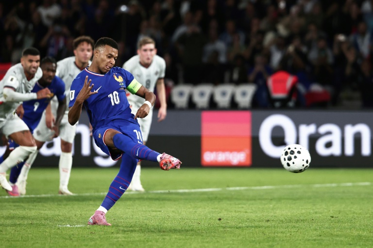 Kylian Mbappé buteur sur penalty contre l'Islande au Parc des Princes, le 9 septembre 2025, en qualifications du Mondial