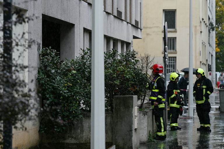 Des pompiers sur le site d'un incendie qui s'est déclaré dans un immeuble résidentiel, le 20 octobre 2025 à Lyon, dans le Rhône