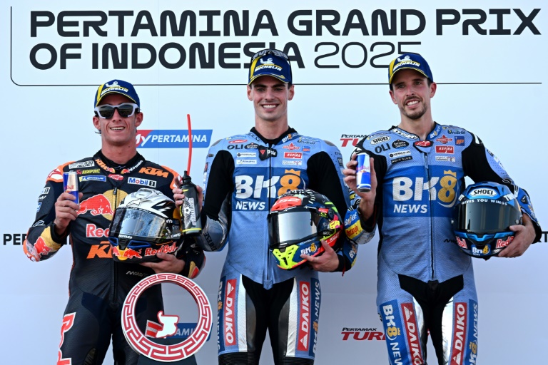 Les pilotes espagnols Fermin Aldeguer (au centre), vainqueur sur sa Ducati-Gresini du Grand Prix MotoGP d'Indonésie, accompagné à gauche du deuxième Pedro Acosta (KTM) et à droite du troisième Alex Marquez (Ducati-Gresini) sur le podium du circuit de Mandalika le 5 octobre 2025.