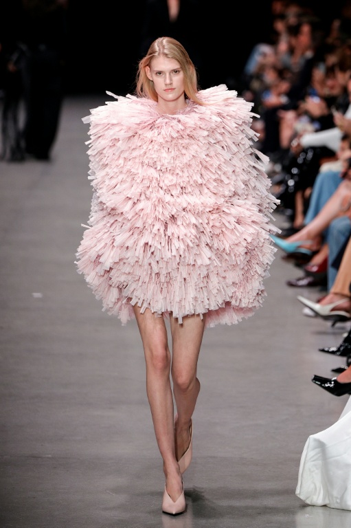 Un mannequin présente une création de Stella McCartney pour la collection Prêt-à-porter Femme Printemps-Été 2026 lors de de la Fashion Week de Paris, le 30 septembre 2025