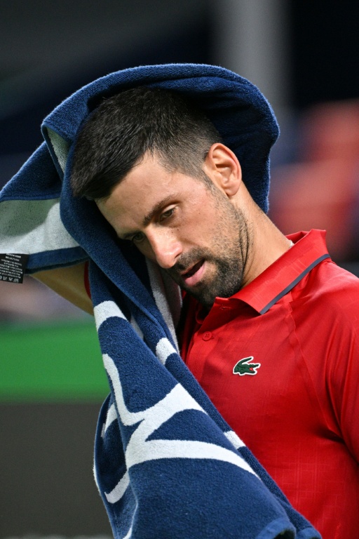 Novak Djokovic s'éponge pendant son huitième de finale du Masters 1000 de Shanghai le 7 octobre 2025