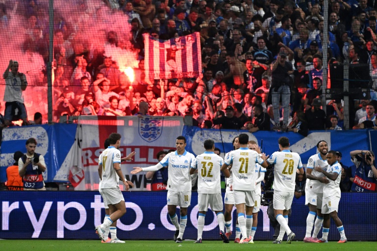 Igor Paixao (N.14) fête l'un de ses deux buts pour l'OM face à l'Ajax, devant les supporteurs marseillais, le 30 septembre 2025 en Ligue des champions