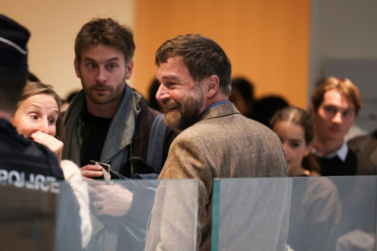 Bertrand S. arrive au tribunal de Paris pour son procès avec neuf autres personnes accusées de cyberharcèlement sexiste à l'encontre de Brigitte Macron, le 27 octobre 2025