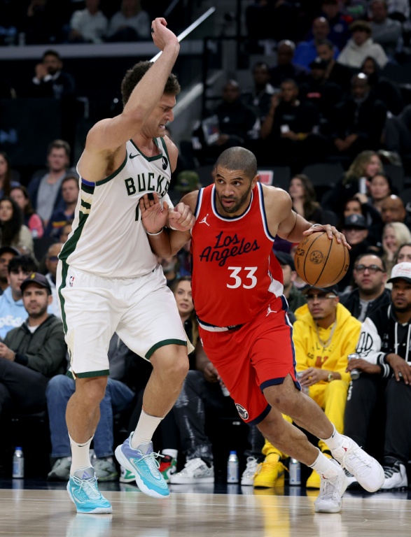 Le Français Nicolas Batum, des Los Angeles Clippers (à droite), face aux Milwaukee Bucks en NBA, le 25 janvier 2025