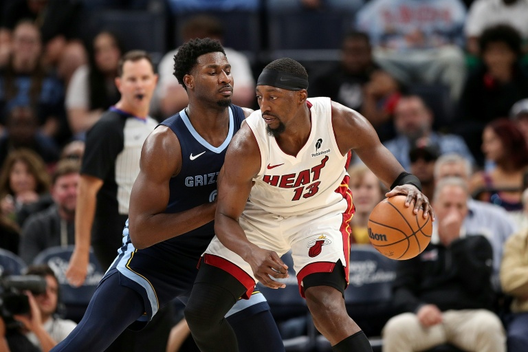 Bam Adebayo (d) lors du match NBA du Miami Heat contre les Memphis Grizzlies, le 24 octobre 2025 à Memphis