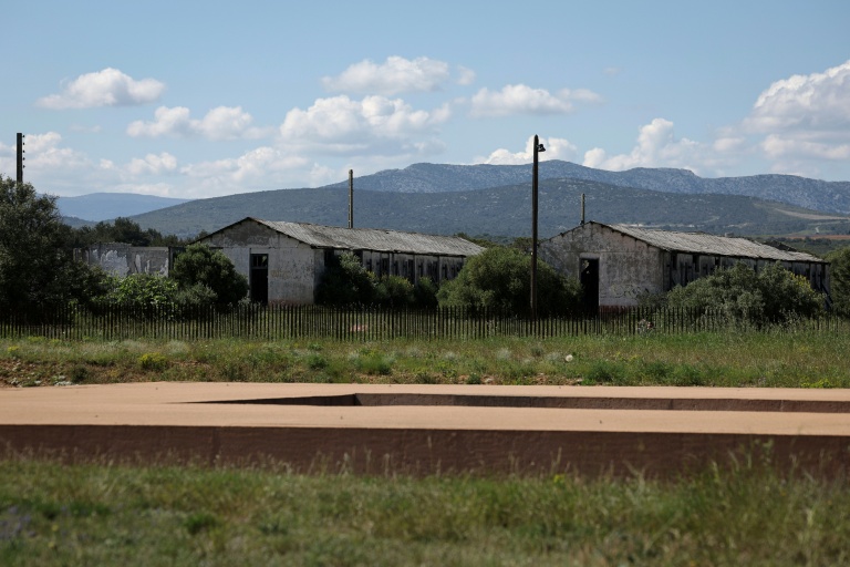 Les ruines de l'ancien camp de réfugiés de Rivesaltes, le 28 avril 2025 dans les Pyrénées-Orientales